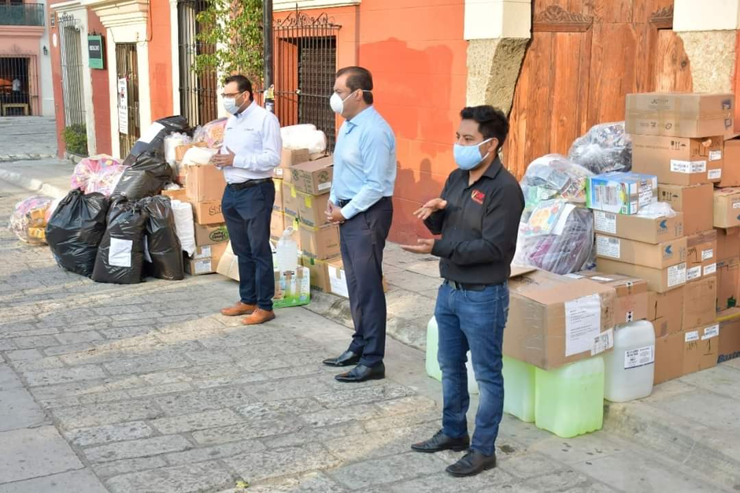 oswaldogarciaj's tweet photo. Hoy entregué al titular de @SSO_GobOax, @Donato_Casas, un donativo de insumos hospitalarios con valor superior a 4 millones de pesos, para la atención en los hospitales de la Niñez, de Especialidades y General “Dr. Aurelio Valdivieso”, además de juguetes para hijos del personal. https://t.co/xcXTjRy3lw