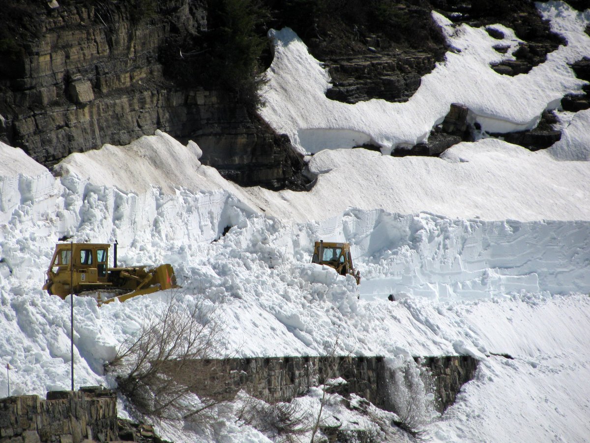 GlacierNPS's tweet image. Plowing crews have made it to Haystack Creek. There are a few more photos on the park Flickr site. They have seen more bears along the road as well. 🐻 flickr.com/photos/glacier… #springplowing #goingtothesunroad #glaciernps #bears