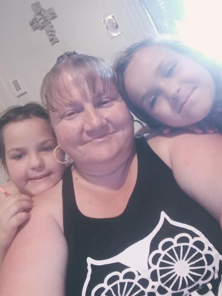 yikessdani's tweet photo. @TeamGivingCom This is my Mom &amp; my 2 little sisters, in this pandemic she’s been laid off and has no source of income. She’s a hardworking person who has no support whatsoever. If you could find it in the kindness of your heart to help her it’d be greatly appreciated. $daniellebugglen https://t.co/DUIwenUUcT