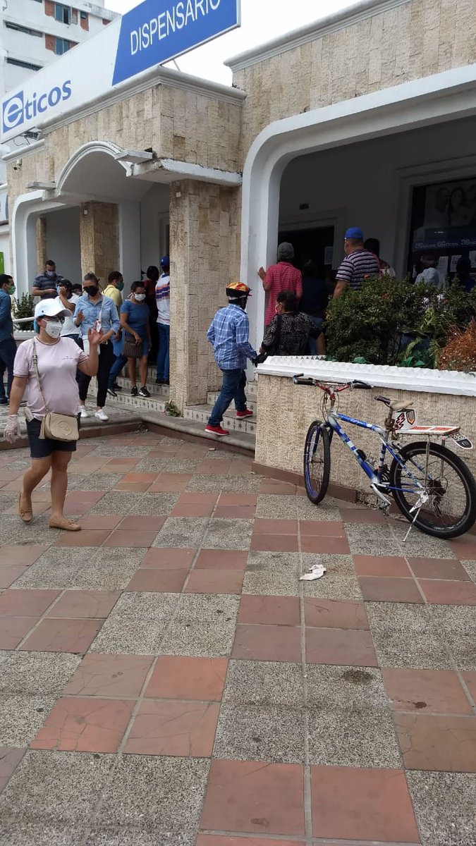 josegodesing's tweet photo. Aglomeración de personas, sin distancia, sin protocolo en farmacia Eticos - calle 72 con 53 https://t.co/3dvBLyAkqm