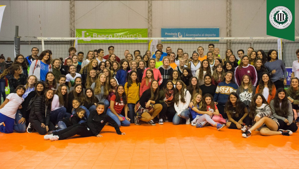 ClubBPLP's tweet photo. #Recuerdos #ClinicaDeVoley 📚🏐| BANCO DE CLINICA
📸 Recordamos la visita de Marcos Milinkovic y Natalia Espinosa, en la cual se realizó un clínica con deportistas de toda la región.
@natiespinosa_08
#QuédateEnCasa #Deportes #BancoProvincia #LaPlata #VeniAlClub https://t.co/TYbufZMOEG
