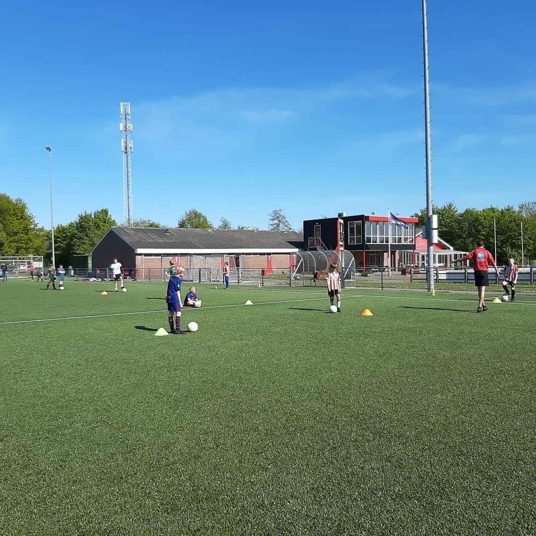 Ook onze allerjongste jeugd is vandaag weer begonnen met trainen!🔴⚪⚫