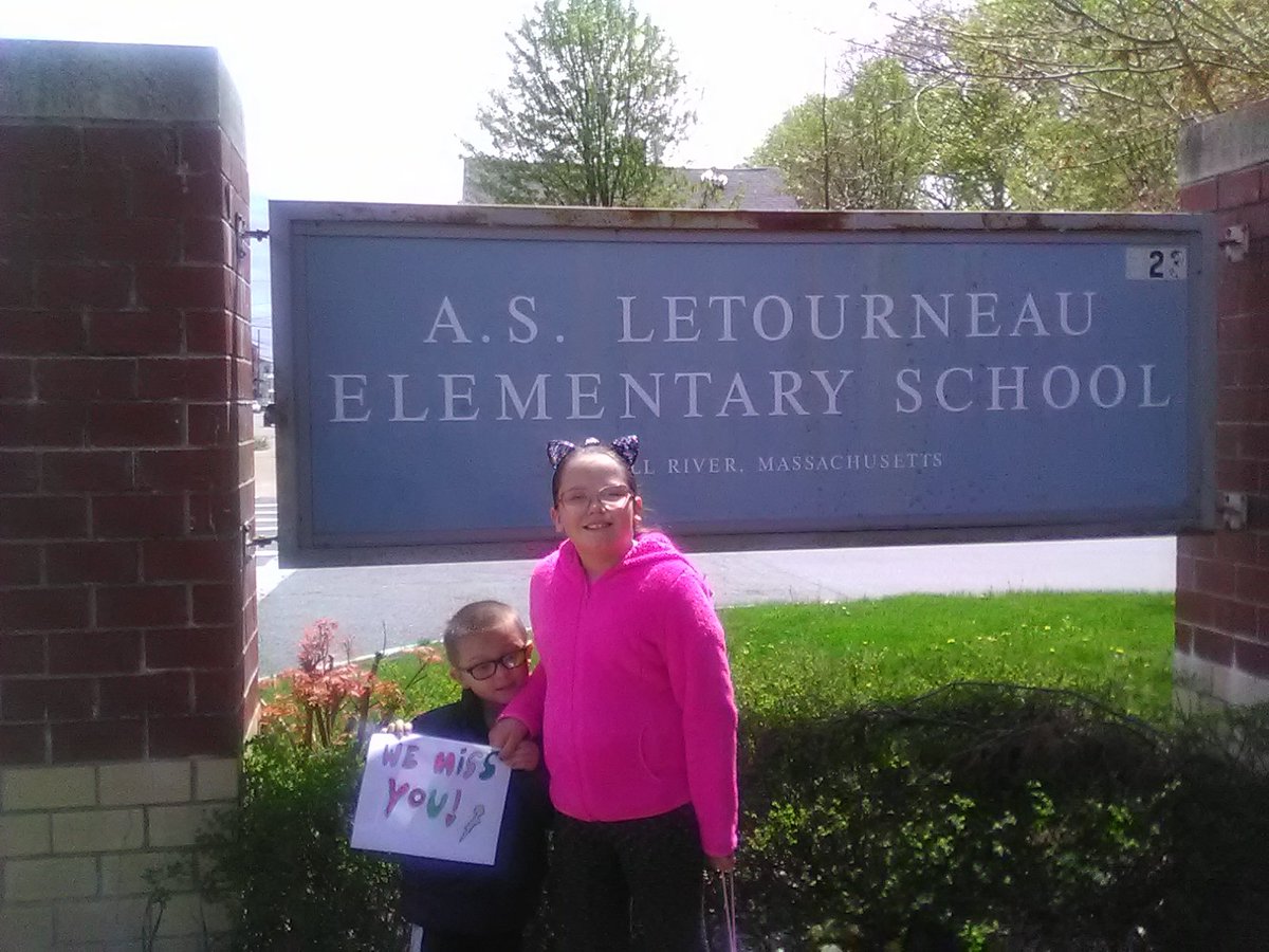 Wendguillemette's tweet photo. On #walktoschool day we took a walk to @frps_Letourneau #wemissyou #letourneaustrong #letourneaulove @FRPSsupt @Letourneau_PE @FRPS_HealthPE https://t.co/jQycjJ3jM9