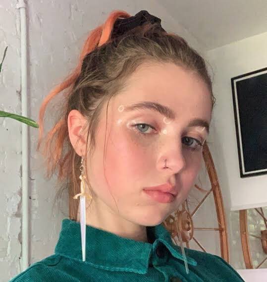 lipwalI's tweet photo. fotos favoritas da clairo; https://t.co/JsE6zrs08U