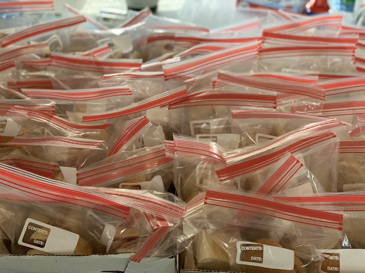 teamclvlnd's tweet photo. Since #COVID19 the foundation and @Rickonia have been in the community weekly feeding families. Every Wednesday we feed 100 families a meal. If you’d like to help please donate 🙏🏼 even $5 helps. https://t.co/ovBQuGMb34 &amp; https://t.co/wsumRBpsiA https://t.co/2QhyNazuLs
