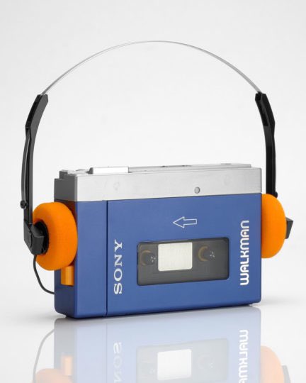 Le fameux Walkman avec nos cassettes. C’était trop le feu purée et perso la cassette que j’ai le plus poncé c’était celle des Pow Wow.Le lion est mort ce soir. Le chat. Bref j’ai toujours mon Walkman qui fonctionne et pleins de cassettes. 