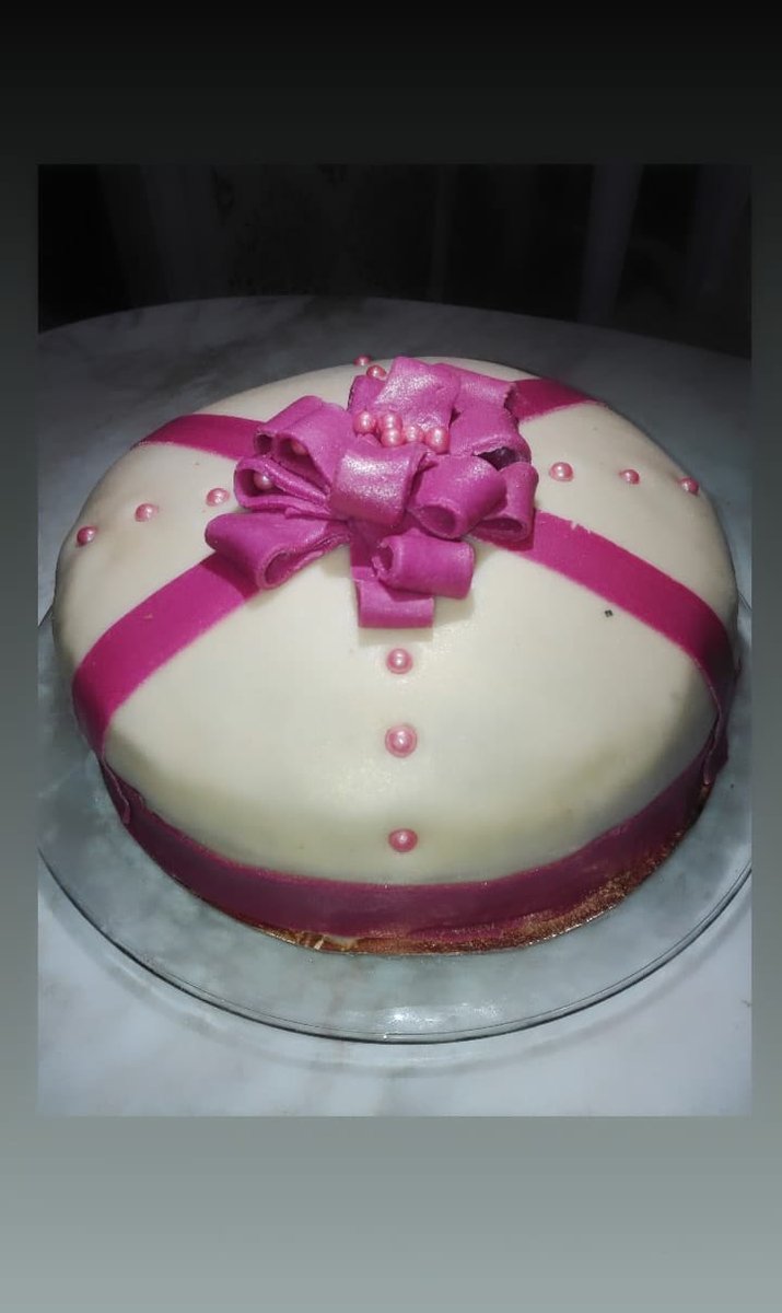 ShamsBenCheikh's tweet photo. Hola with our surprise 🎂❤🍫🎁👑
#surprisesurprise #surpriselove #art #BeautyOfTheDay #picoftheday #ourcake #delicious #benna #love #cakedecorating #artdeco #artoftheday #رمضان #Tunisia #tunisiaart #رمضان_كريم #dessert #dessertofthenight #dessertart #beautyqueen https://t.co/U4iCiv8sfz