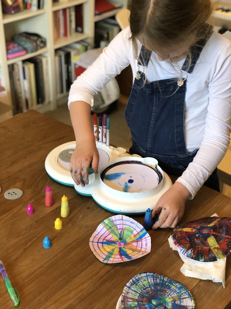 Year3SCPS's tweet photo. As part of our Virtual Resident Expert Sessions, #SCPSyear3 have been sharing their talents with their classmates.  This afternoon, they received an engaging, informative demonstration of how to create spin art from Year 3's art expert.  @SCPSgdst https://t.co/jhcFkSpIYG