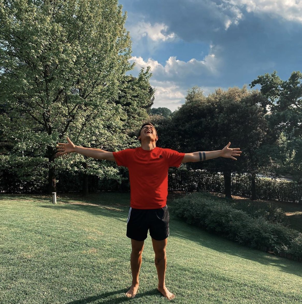 InvictosSomos's tweet photo. NOTICIÓN. Paulo Dybala dio negativo en la última prueba que le hicieron. Los resultados de la doble verificación trajeron buenas nuevas. El argentino superó el COVID-19, se encuentra completamente recuperado y ya no está sujeto al aislamiento doméstico. Su reacción lo dice todo. https://t.co/FCXdAnvlyQ