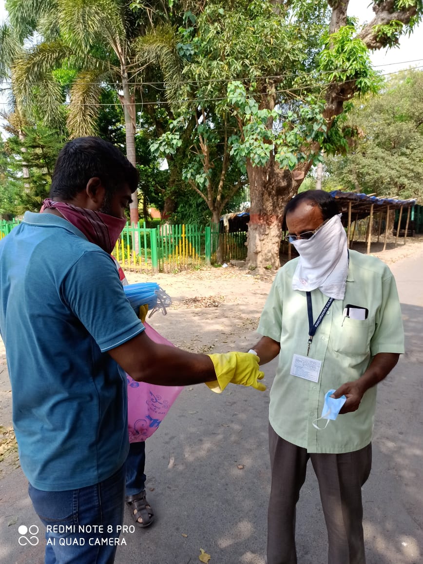 eastern_men's tweet photo. 03-04_2020.  A small effort from ERMU/KPA : Mask and  Sanitizer distribution among the workers engaged in emergency duty at Electrical Substations, Filter House, Health Unit, Sanitary Dept and Electrical shops of Carriage and Loco Complex. https://t.co/QazGPwVP9e