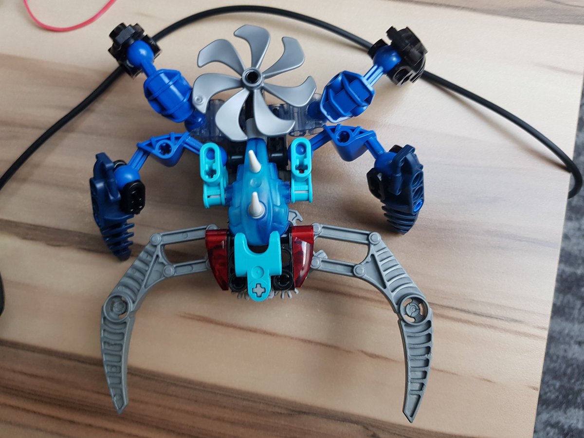 BrownBonkle's tweet photo. A lil #visorak moc from #Bionicle https://t.co/cFOS7ZrUYZ