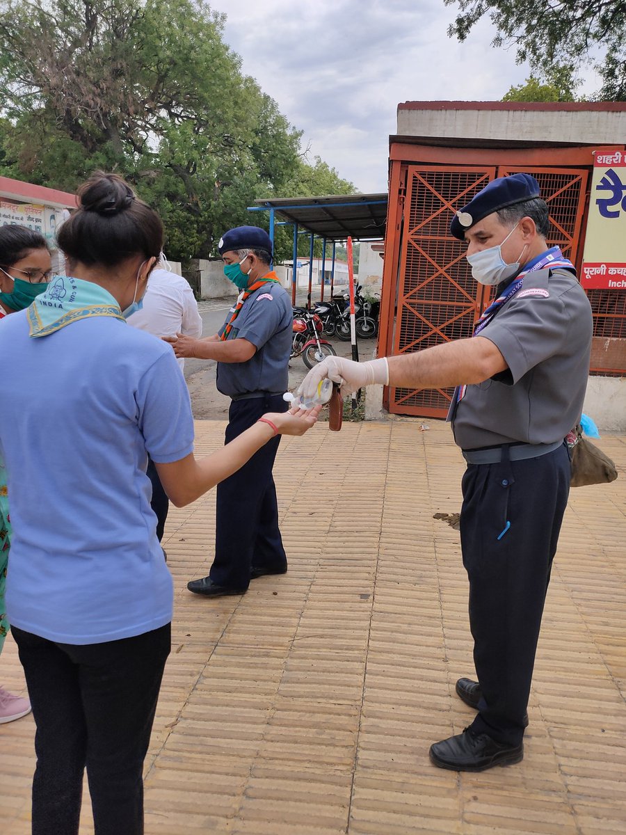scoutingbytes's tweet photo. #ScoutWarriors ~ Distribution of Home made #Mask initiated & appreciated by Dr Anurag Yadav DMO/N.Rly/Jind Jn. ~ Creating awareness that Mask is necessary & Social distancing is to be maintained in months #SankalpByScoutGuide #stayhomestaysafestayhealthy
#Nrbsg_Delhi_Distt https://t.co/nyvcRUPEzc