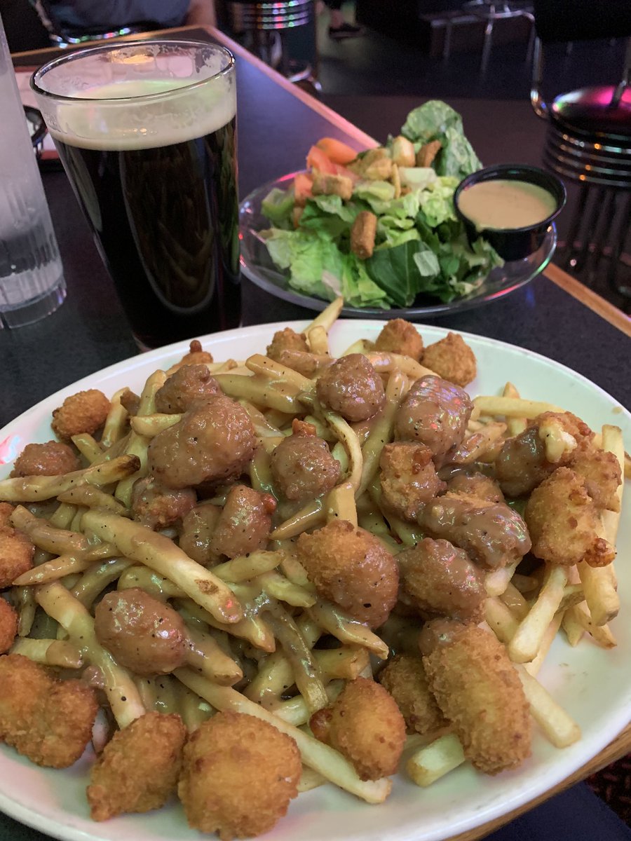 happyhoyt's tweet photo. A3: Of course if you wanna go full on pub fare, The Walrus is great for that in Bismarck. This dark beer tasted like chocolate and coffee. And yes, this was all for me! 😋 ⁦@bismancvb⁩ ⁦@NorthDakota⁩ #mwtravelchat https://t.co/myesWZm74E