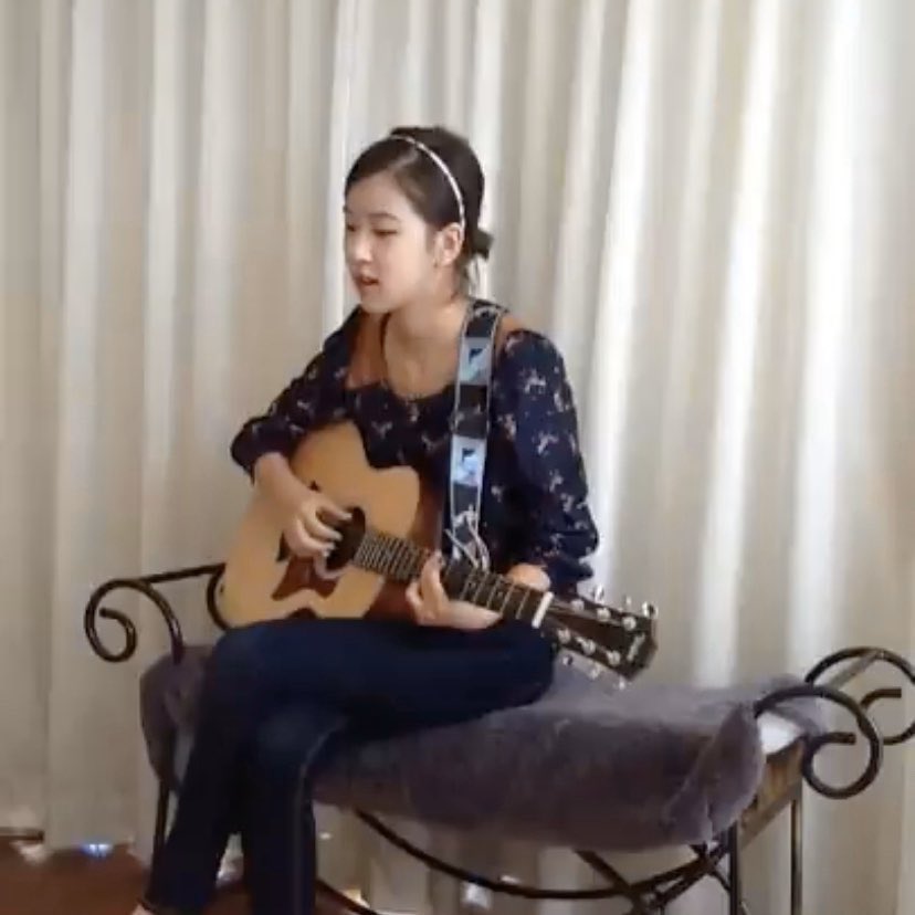 pcyoungsss's tweet photo. are these the same guitars? #8YearsWithRosé https://t.co/pDubmYmNWp