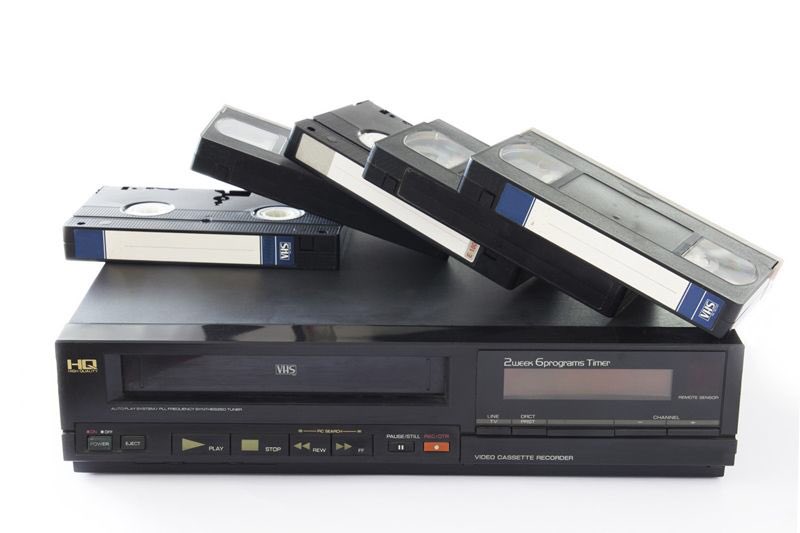 Le magnétoscope avec nos VHS là c’était grave le feu fada ! Et pourquoi Le livre de la jungle ? Bah parce que c’est la cassette que j’ai le plus regardé et tellement que je l’ai usée elle est inutilisable..  J’ai également tjrs mes VHS.Oui je suis old school y a quoi.