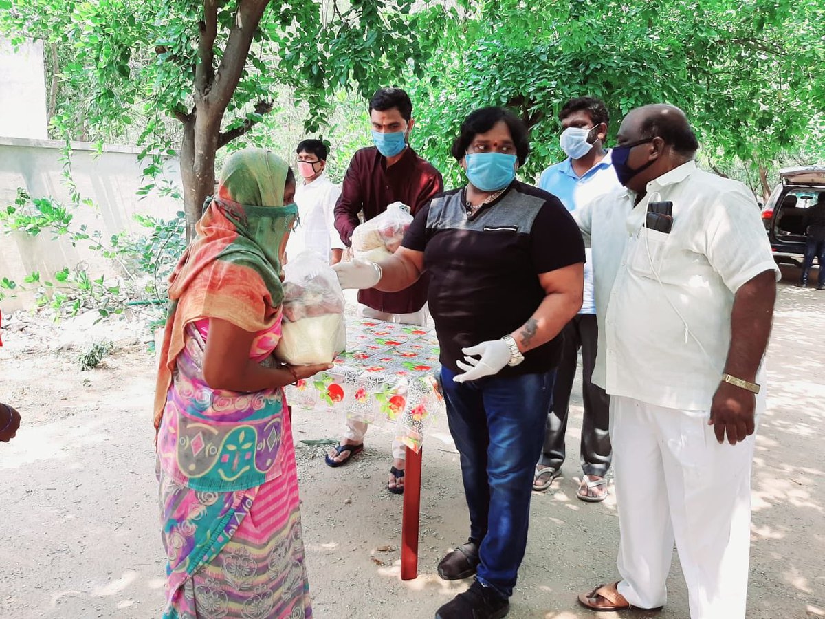 AmberpetShankar's tweet photo. #COVID19 
#essentialsupply
తెలంగాణ పెర్ఫార్మింగ్ ఆర్టిస్ట్ అసోసియేషన్ సభ్యులకు; రామంతపూర్ రవీంద్ర నగర్ కాలనీ పేదలకు; బియ్యం, నిత్యవసర వస్తువులు పంపిణీ.
@BasavarajSrini2 

https://t.co/JeCPl27f4l

https://t.co/PL1cCNBgUb https://t.co/9hGrRkxKAu