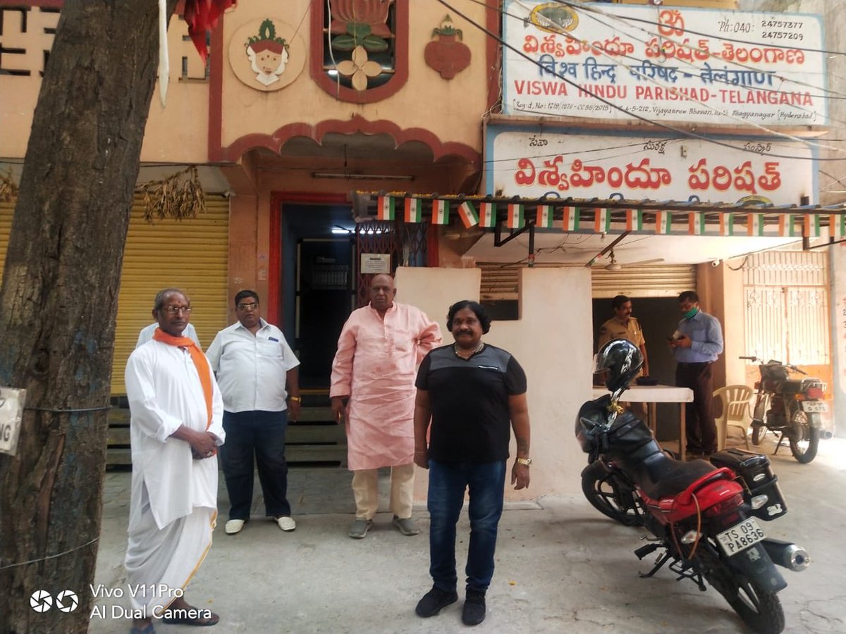 AmberpetShankar's tweet photo. #COVID19 
#essentialsupply
తెలంగాణ పెర్ఫార్మింగ్ ఆర్టిస్ట్ అసోసియేషన్ సభ్యులకు; రామంతపూర్ రవీంద్ర నగర్ కాలనీ పేదలకు; బియ్యం, నిత్యవసర వస్తువులు పంపిణీ.
@BasavarajSrini2 

https://t.co/JeCPl27f4l

https://t.co/PL1cCNBgUb https://t.co/9hGrRkxKAu