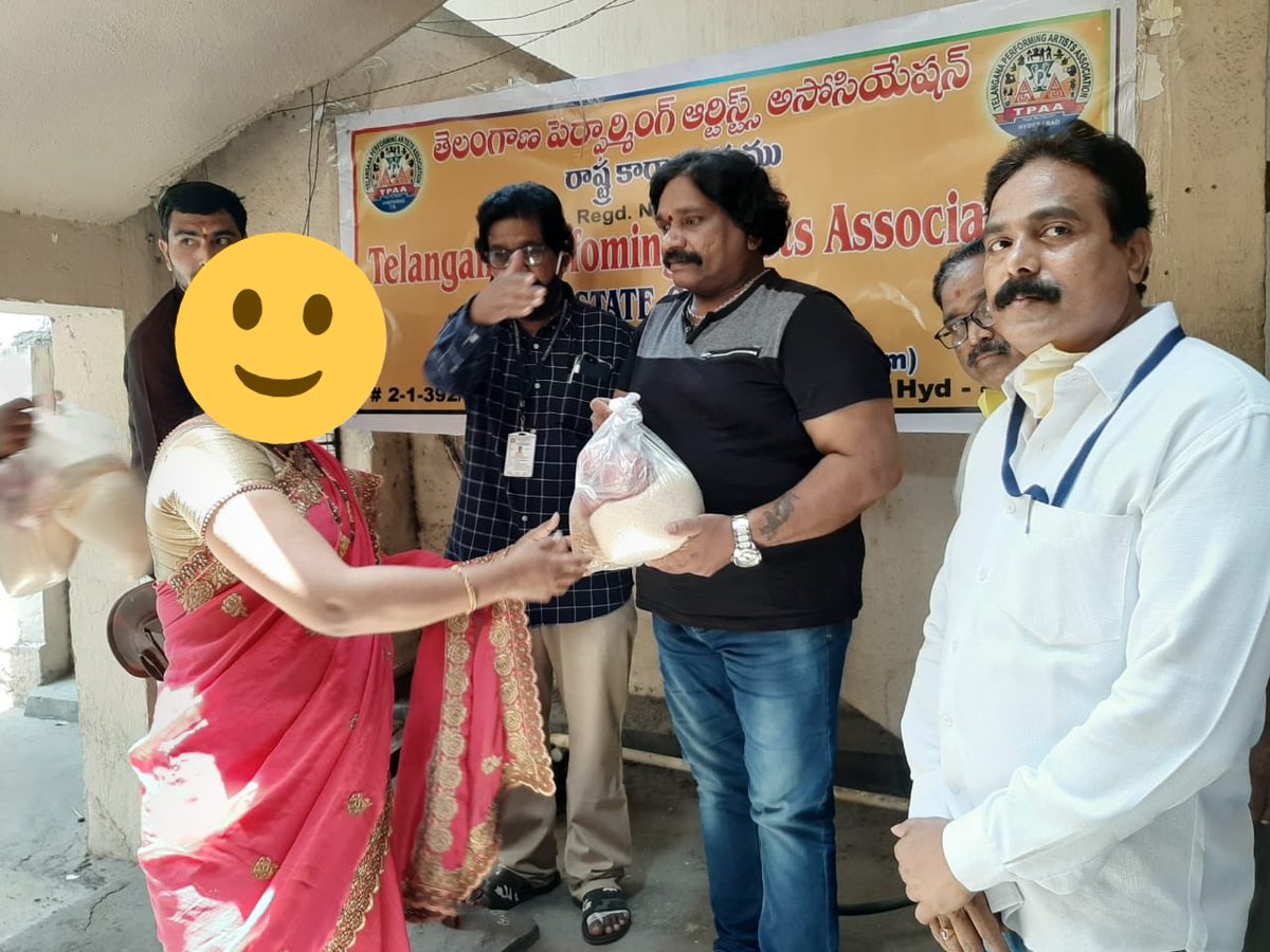 AmberpetShankar's tweet photo. #COVID19 
#essentialsupply
తెలంగాణ పెర్ఫార్మింగ్ ఆర్టిస్ట్ అసోసియేషన్ సభ్యులకు; రామంతపూర్ రవీంద్ర నగర్ కాలనీ పేదలకు; బియ్యం, నిత్యవసర వస్తువులు పంపిణీ.
@BasavarajSrini2 

https://t.co/JeCPl27f4l

https://t.co/PL1cCNBgUb https://t.co/9hGrRkxKAu