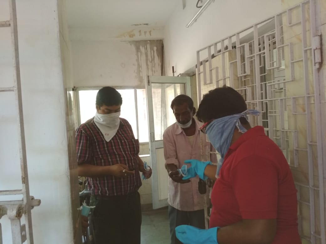 eastern_men's tweet photo. 04-04-2020 : Mask and Sanitizer distribution among the Health workers of Kanchrapara Railway Hospital. https://t.co/SBoBhkSSok