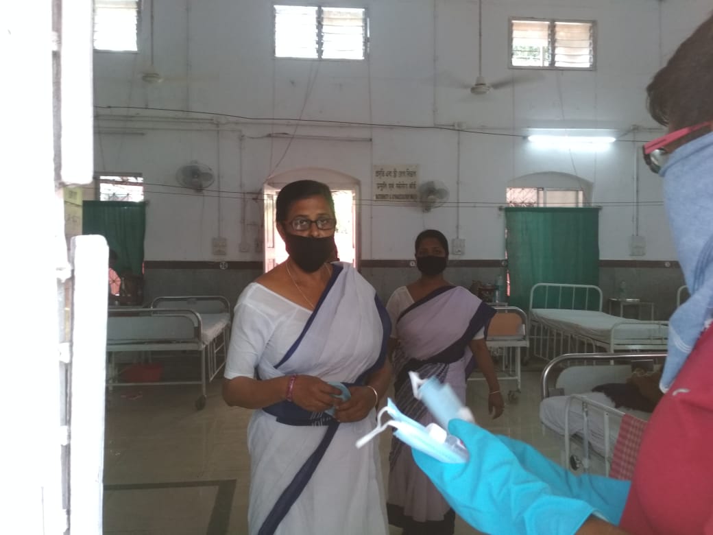 eastern_men's tweet photo. 04-04-2020 : Mask and Sanitizer distribution among the Health workers of Kanchrapara Railway Hospital. https://t.co/SBoBhkSSok