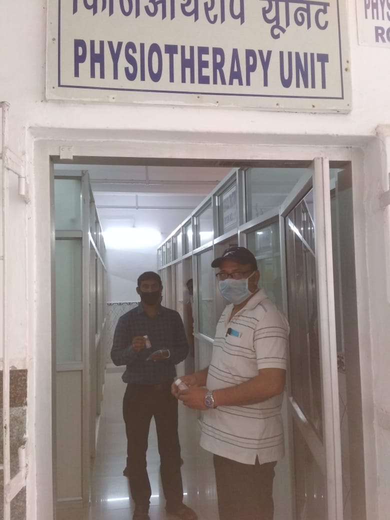 eastern_men's tweet photo. 04-04-2020 : Mask and Sanitizer distribution among the Health workers of Kanchrapara Railway Hospital. https://t.co/SBoBhkSSok