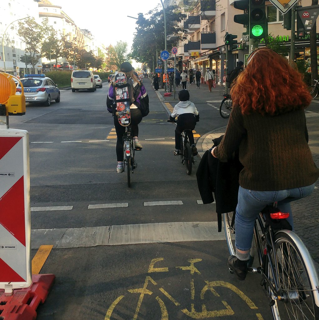 nikolas_linck's tweet photo. ok ich geb's zu: ich habe heute wirklich absurde Umwege gemacht, um noch ein bisschen #popupbikelanes zu fahren. Es fühlt sich einfach jedes mal wie eine kleine Party an 🥳 https://t.co/HbeHmRdVko
