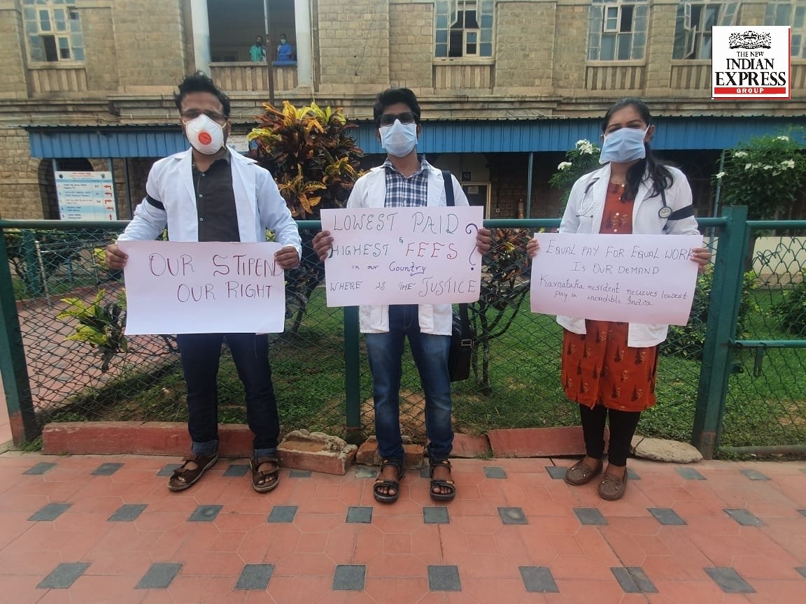 iffathfathima6's tweet photo. Resident doctors from BMCRI wear black bands and stage a protest, demanding for hike in their stipends and reducing the course fees @santwana99 @XpressBengaluru @DrKSudhakar4 @drharshvardhan @sriramulubjp @BSYBJP @NewIndianXpress https://t.co/lMPi4waCWJ