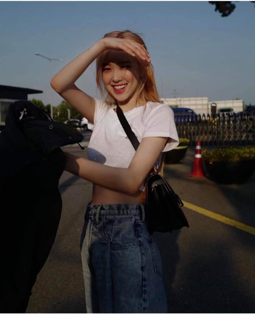 himama_yay's tweet photo. cảm ơn chị rất nhiều vì đã cho e thêm nhiều niềm vui và tạo động lực cho e trong cuộc sống,hi vọng con đường theo đuổi sự nghiệp ca hát của chị ngày càng thành công hơn nhé,yêu chị rất nhiều,Rose của em🙆‍♀️ #8YearsWithRosé @ygofficialblink https://t.co/ZZlXzbNkY7