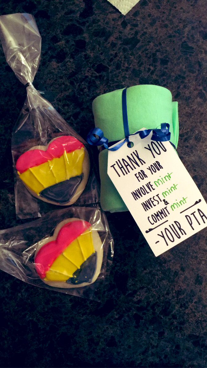 VVonbampus's tweet photo. A very thoughtful delivery this morning, thank you @ADouglasVCS, @ssvanslyke, &amp; Enterprise PTA! #Cookiesforbreakfast #TeacherAppreciationWeek2020 https://t.co/k7XmBkSpuG
