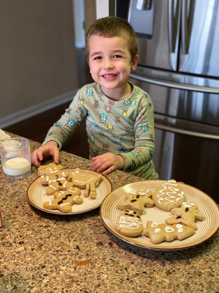BISCLPNursery's tweet photo. The #HelpfulHedgehogs have been baking today. Look at these wonderful Gingerbread Men! Be careful they do not run away! Catch me if you can! @BISCLincolnPark @NAEducation #VirtualSchool @The_IEYC #patterns #funbaking https://t.co/dHUuuRM4Yn