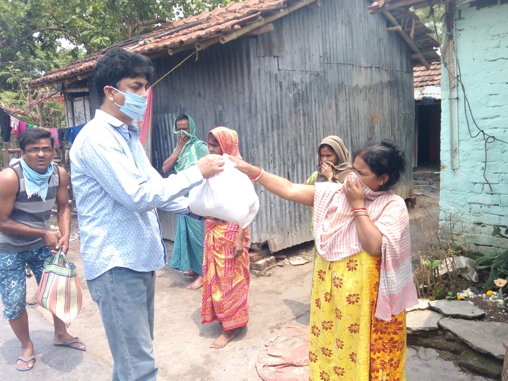 eastern_men's tweet photo. 18-04-2020 Eastern Railway mens Union, Kanchrapara Branch had extended their assistances to the unpriviledged people of the locality through supply of food grains to them in presence and active participation of Honourable General Secretary / ERMU https://t.co/hB2COu2AvU