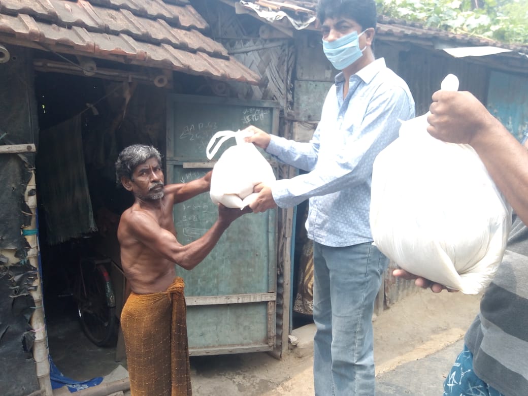 eastern_men's tweet photo. 18-04-2020 Eastern Railway mens Union, Kanchrapara Branch had extended their assistances to the unpriviledged people of the locality through supply of food grains to them in presence and active participation of Honourable General Secretary / ERMU https://t.co/hB2COu2AvU