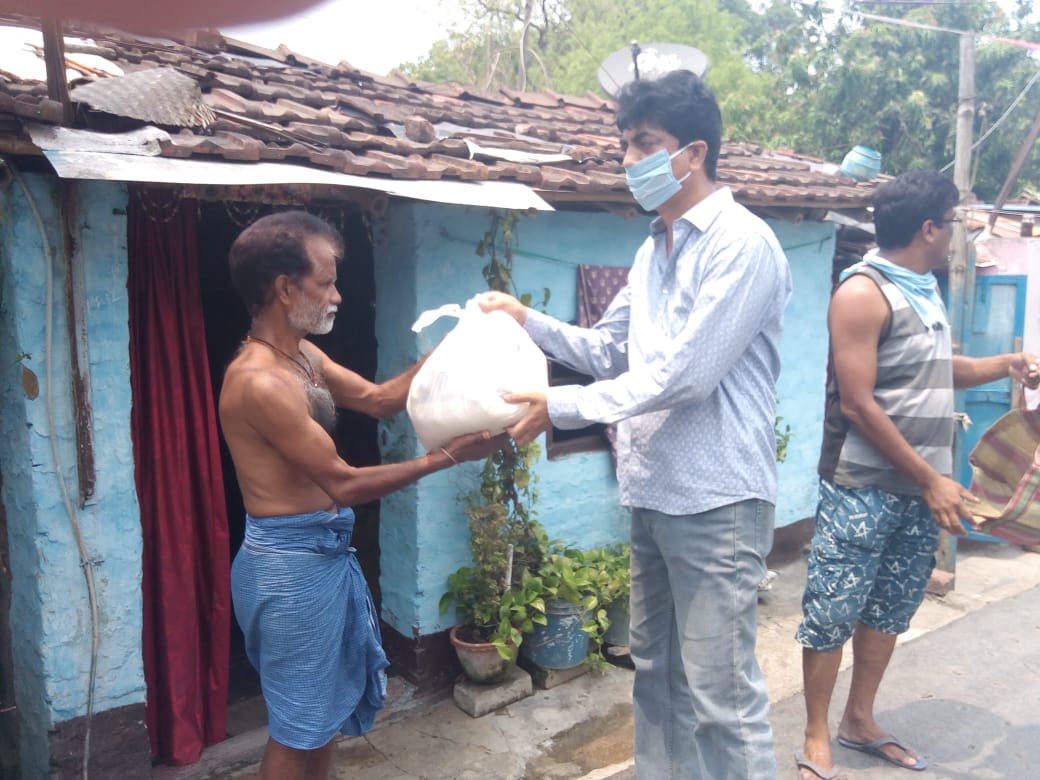 eastern_men's tweet photo. 18-04-2020 Eastern Railway mens Union, Kanchrapara Branch had extended their assistances to the unpriviledged people of the locality through supply of food grains to them in presence and active participation of Honourable General Secretary / ERMU https://t.co/hB2COu2AvU