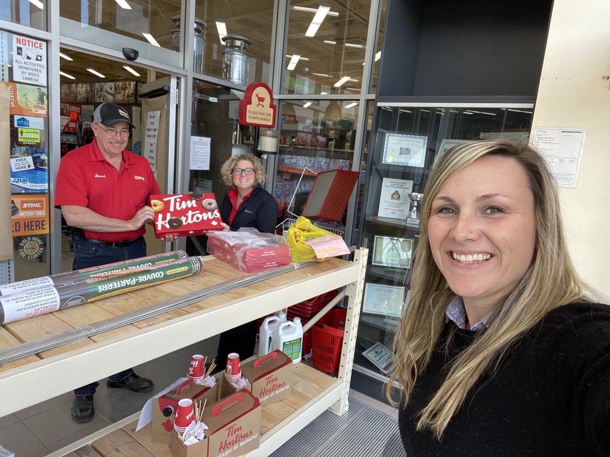 jwatson170's tweet photo. Happy to drop off treats of bake goods and coffee to our friends at Chamberlain’s Timber mart, Home Building Centre and Cottage Country Health Team #InThisTogether Tim Horton’s Gravenhurst #staysafe #FlattenTheCurve 💪👍🍩🇨🇦 https://t.co/HhGuuLWs22