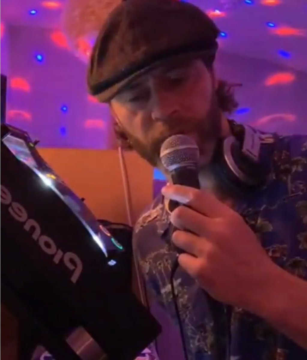 TakeThatFanBase's tweet photo. @HowardDonald wants a job! 🤣 No...without a joke, listen to him &amp; help him to get more listeners by sharing his live-stream, his links on his own soundcloud...in other words... #promotepromotepromote 

#DJ #🎧 #DJHoward #hobby #work #BBCRadio6 #link 

https://t.co/3s9wLb3sDb https://t.co/rwwF8h1jDK