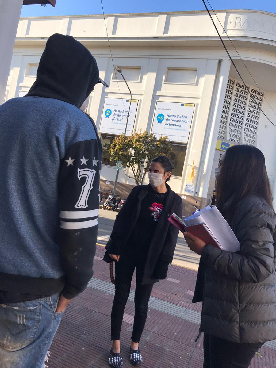 lu_astudillo's tweet photo. Hoy se comenzó a pagar el IFE en el Correo, cajeros automáticos y acreditación en CBU, según el cronograma por la terminación del DNI. Desde ANSES estuvimos presentes garantizando que se cumplan las medidas sanitarias y asesorando a lxs vecinxs. @FerRaverta @cotyalonso https://t.co/0I2JnstW6F
