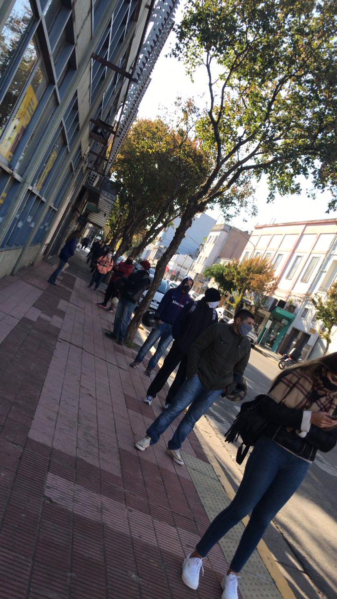 lu_astudillo's tweet photo. Hoy se comenzó a pagar el IFE en el Correo, cajeros automáticos y acreditación en CBU, según el cronograma por la terminación del DNI. Desde ANSES estuvimos presentes garantizando que se cumplan las medidas sanitarias y asesorando a lxs vecinxs. @FerRaverta @cotyalonso https://t.co/0I2JnstW6F