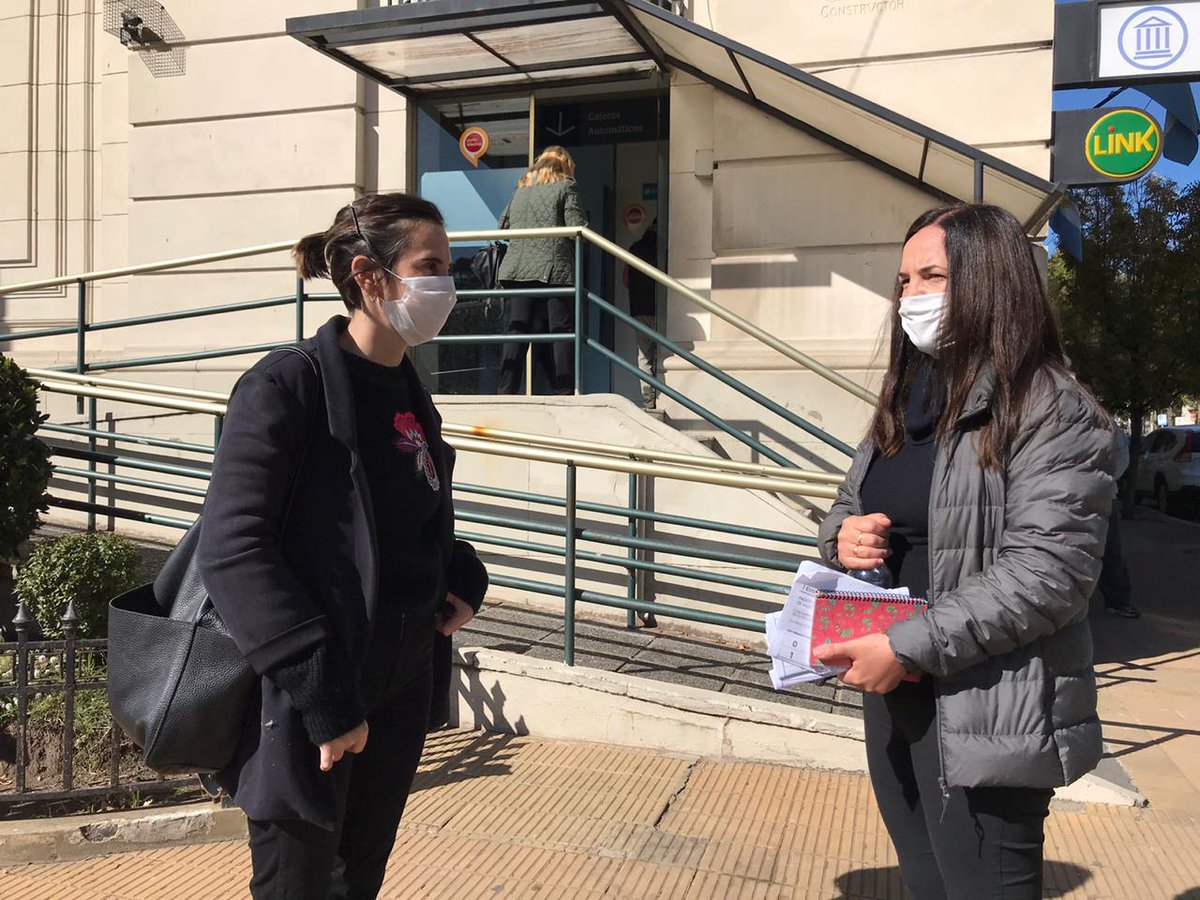 lu_astudillo's tweet photo. Hoy se comenzó a pagar el IFE en el Correo, cajeros automáticos y acreditación en CBU, según el cronograma por la terminación del DNI. Desde ANSES estuvimos presentes garantizando que se cumplan las medidas sanitarias y asesorando a lxs vecinxs. @FerRaverta @cotyalonso https://t.co/0I2JnstW6F