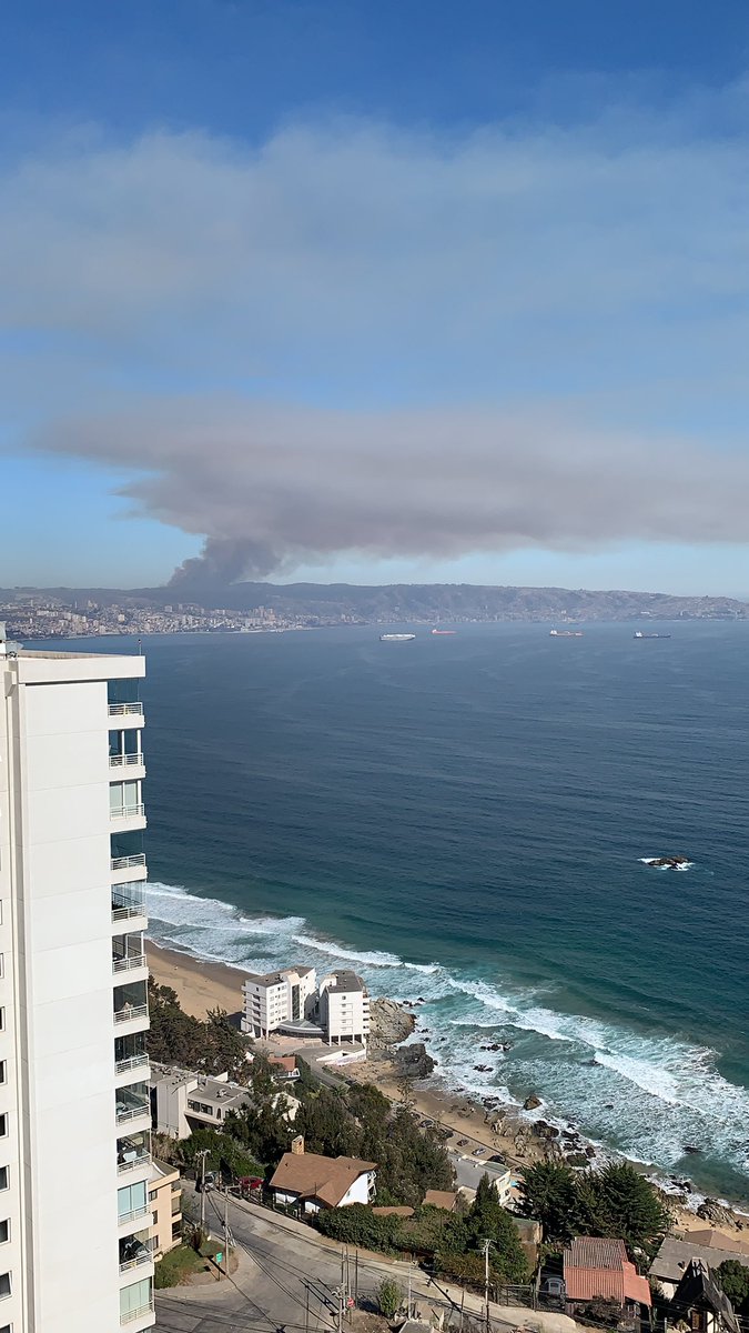 KayPaulmannC's tweet photo. Así se ve incendio en Valparaíso desde Concón. Evidentemente descontrolado. @GobiernodeChile ¿Cómo es posible que hayan realizado una baja tan significativa del presupuesto para bomberos? ¿Y la rebaja de la exageradamente excesiva dieta parlamentaria para cuándo? https://t.co/aQPTSYYyNV