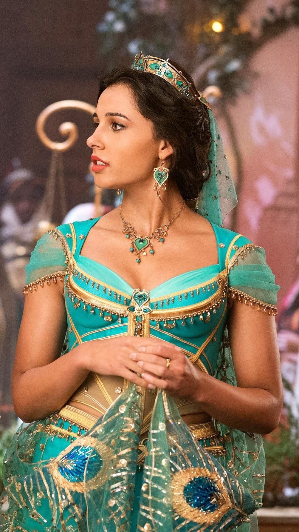 Happy birthday naomi scott, to many more movie rolls like these (and mo from lemonade mouth of course) 