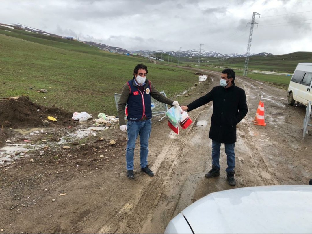 "İnsanı yaşat ki devlet yaşasın." Anlaşıyla  Tekman Vefa Sosyal Destek Grubumuz dün olduğu gibi bugün de ve yarın da tüm kurumlarımızla birlikte vatandaşlarımızın hizmetindedir.
#SenEvdeKalTekman
#BeraberAşacağız
<a href="/ondercengel/">Önder Çengel</a>
