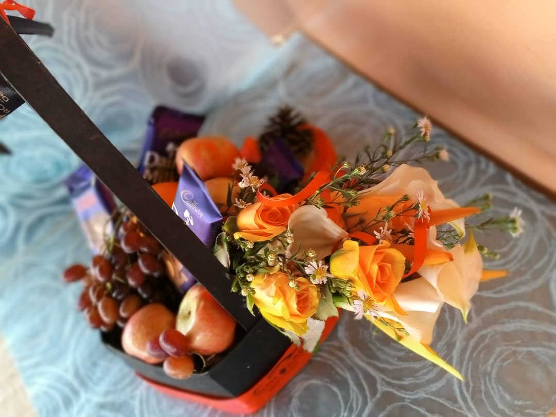 Rosecab_flower's tweet photo. All you need is love, but a little chocolate now and then doesn't hurt...💐🌷🌸🌺💖🌻🌼🌹🥀🍷💐🌷🌺🌻 https://t.co/VAWZRFMusZ