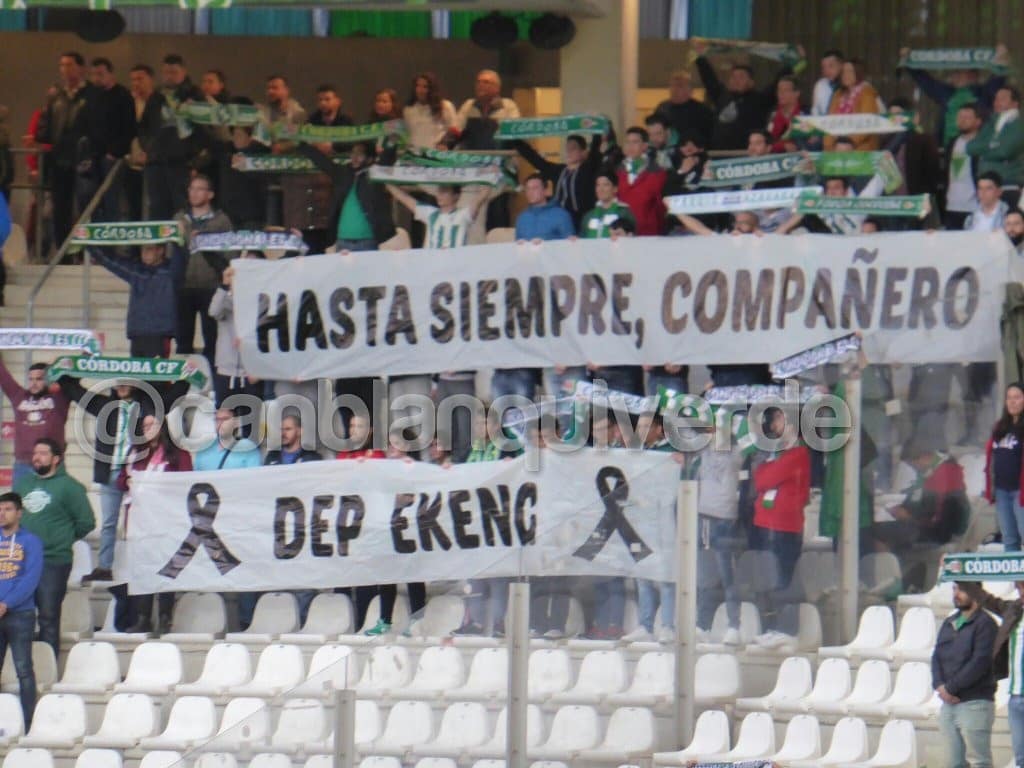 canblanquiverde's tweet photo. 4 años de la muerte de Patrick Ekeng (26). Jugó en el #CCF 14/15. 1 gol con la blanquiverde (#GetafeCCF). Murió en un campo de fútbol en Rumanía. Así lo homenajeó El Arcángel y el Cordobesismo en un #CCFGirona.
#CordobaCF https://t.co/vGkuTdnWJf