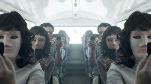 MovieGrafMG's tweet photo. Black Mirror’ın yaratıcısı Charlie Brooker, 6. sezon hazırlıklarına; insanlığın psikolojik olarak yeni bir sezonu kaldıramayacağını düşündüğü için henüz başlamadıklarını söyledi. https://t.co/h0aW4S0Ma8