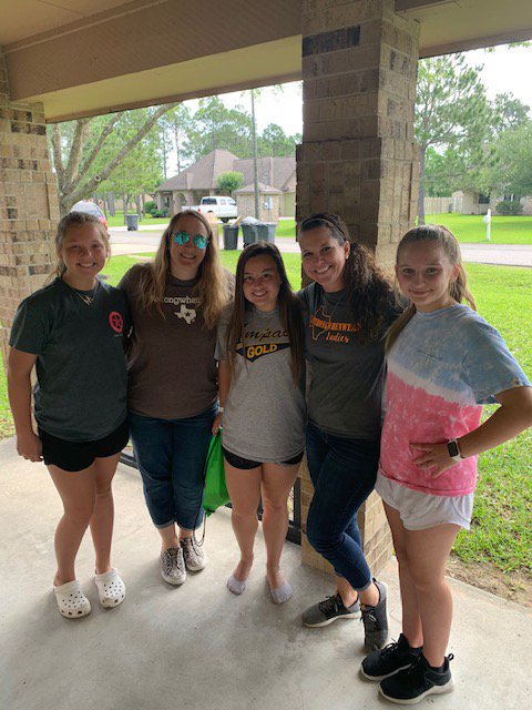 Strongwhenweak's tweet photo. Today, Team #strongwhenweak dropped off gift bags to the Santa Fe softball seniors who had their promising season taken from them by this crisis. The gift bags included #strongwhenweak merchandise and a $300 Amazon gift card. https://t.co/EXVkAa90lo