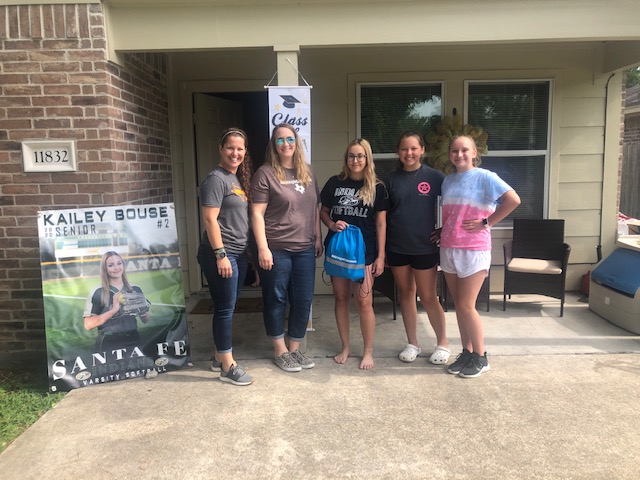 Strongwhenweak's tweet photo. Today, Team #strongwhenweak dropped off gift bags to the Santa Fe softball seniors who had their promising season taken from them by this crisis. The gift bags included #strongwhenweak merchandise and a $300 Amazon gift card. https://t.co/EXVkAa90lo