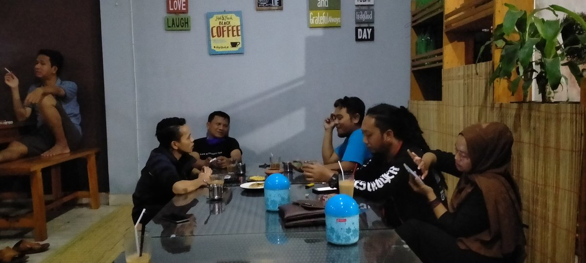 Berselancar tentang bagaimana 
Menangkap angin desa 
Lalu.meniup ketungku tungku 
Perapian yg telah berkarat abu 
#selamat saur anak anak desa 
#tetapwaspada 
<a href="/Kubrilclbk/">ANAK DESA</a> 
<a href="/Kalimas_DesaID/">Desa Kalimas</a> 
@jemyrengge 
<a href="/anakdesaid/">Anak Desa</a> 
<a href="/puspindes/">PUSPINDES</a>