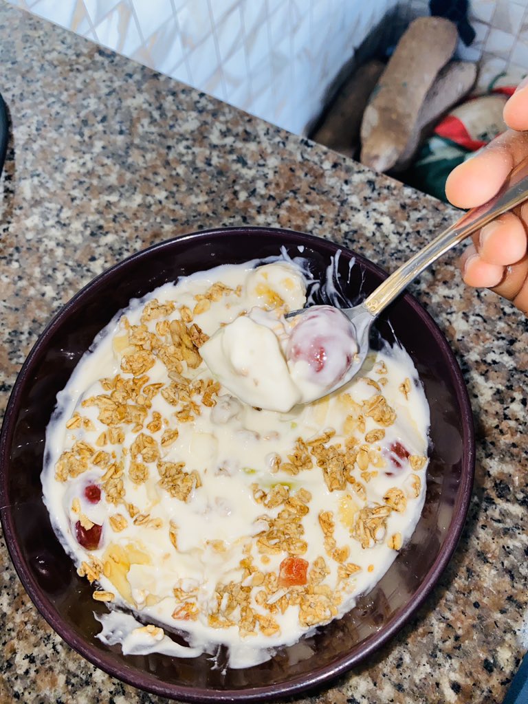 The cooking (yoghurt, blackgrapes, apple, banana, fruit flakes, granola) 🥵