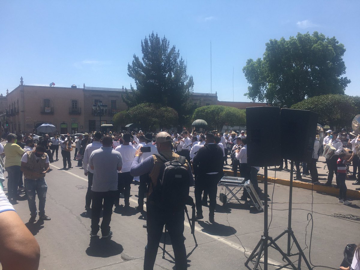 fernandaaq7_'s tweet photo. Músicos duranguenses se manifiestan pacíficamente en Plaza de Armas para pedir ser apoyados ante la contingencia #COVID2019mx. https://t.co/8DL3d2Co4Y