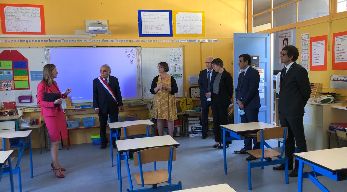 acversailles's tweet photo. #Déconfinement Informer les familles sur le protocole sanitaire dans le cadre de la réouverture des écoles.

👉 À @Breuillet91, la rectrice de l’académie et le maire ont fait visiter l’école à des parents d’élève afin de les rassurer sur l’accueil de leurs enfants. https://t.co/ZbgBr3FTIA